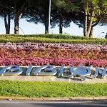 דירה Seaside With Shared Pool